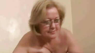 Il grande troie grasse bottino Adria viene trapanato dalla vasca da bagno in POV