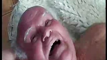 Una ragazza dal culo grosso si fa giocare e scopare il ragazze belle nude buco del culo
