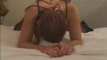 La figa rasata di Brunette Doll ricoperta di sperma porno incinta