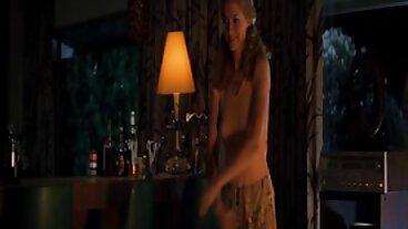Una vecchie baldracche milf con enormi brocche accarezza un pene con la sua mano attenta e la sua cooch