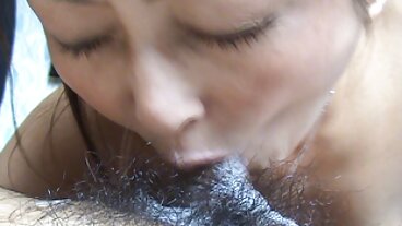 Tiffany fa mogli troie un pompino in POV prima di squirtare sul cazzo