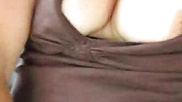 Una bella ragazza porno gratis con cani si fa riempire i buchi