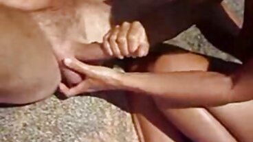 La figliastra arrapata succhia e scopa sia il suo ragazze inculate patrigno che il fratellastro