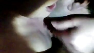 Ha le curve per soddisfare un giovani ragazze nude grande albero