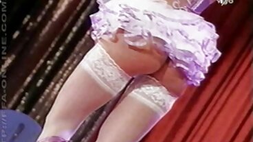 Una MILF arrapata trova un modo per includere le sue tette e la sua bocca nell'allenamento con video porno amatoriale trans l'allenatore