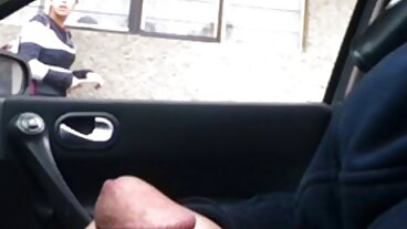 La vacanza di donne mature in calore Kara Faux inizia con un carico enorme per la sua presa