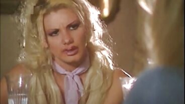 Buxom Blonde Babe offre Titfondling porno con cani come Snooker Bet