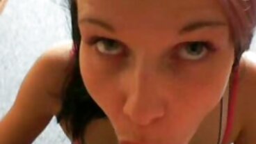 Teen inizia gli affari masturbandosi con vecchi video sesso animali per soldi